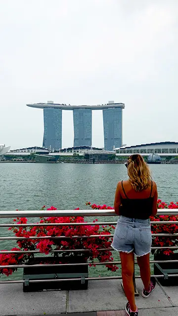 Mujer viendo Marina Bay