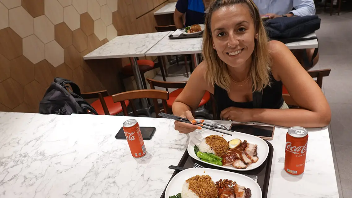 Mujer comiendo en el Hawker Chan tenía una estrella Michelin
