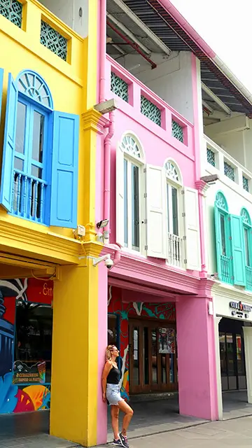 Un barrio lleno de casas coloridas