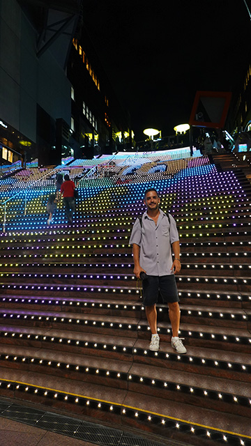 Escaleras de colores en la estación de trenes de Kioto