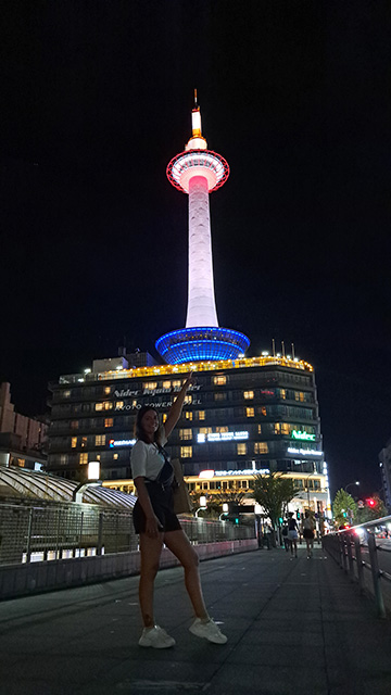 Torre de Kioto de noche iluminada