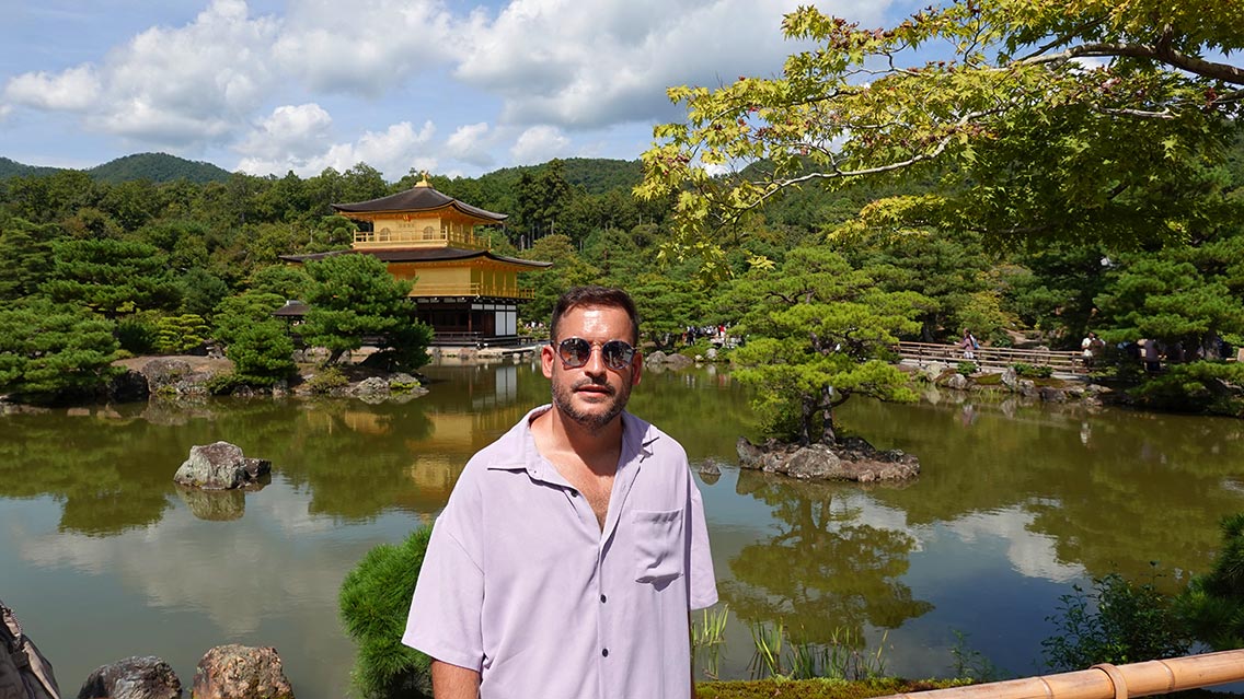 Puedes visitar el templo dorado Kinkaku