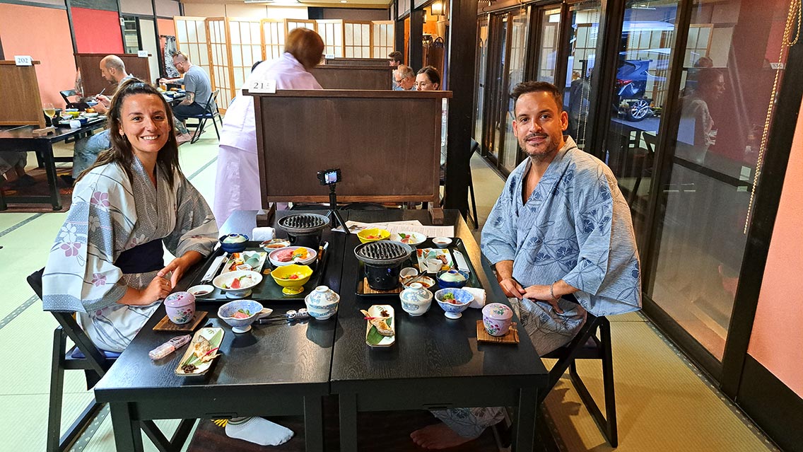 Cena tradicional en un Ryokan