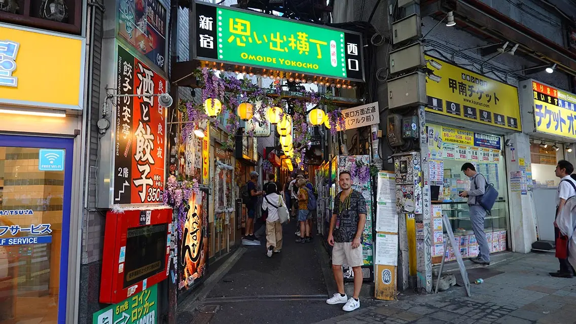 Te recomendamos cenar en un Izakaya de la calle Omoide Yokocho