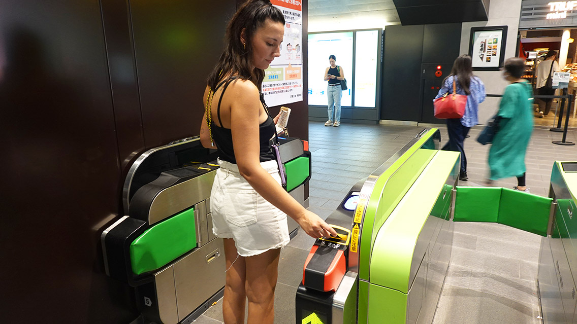 Introduce el bono en los tornos