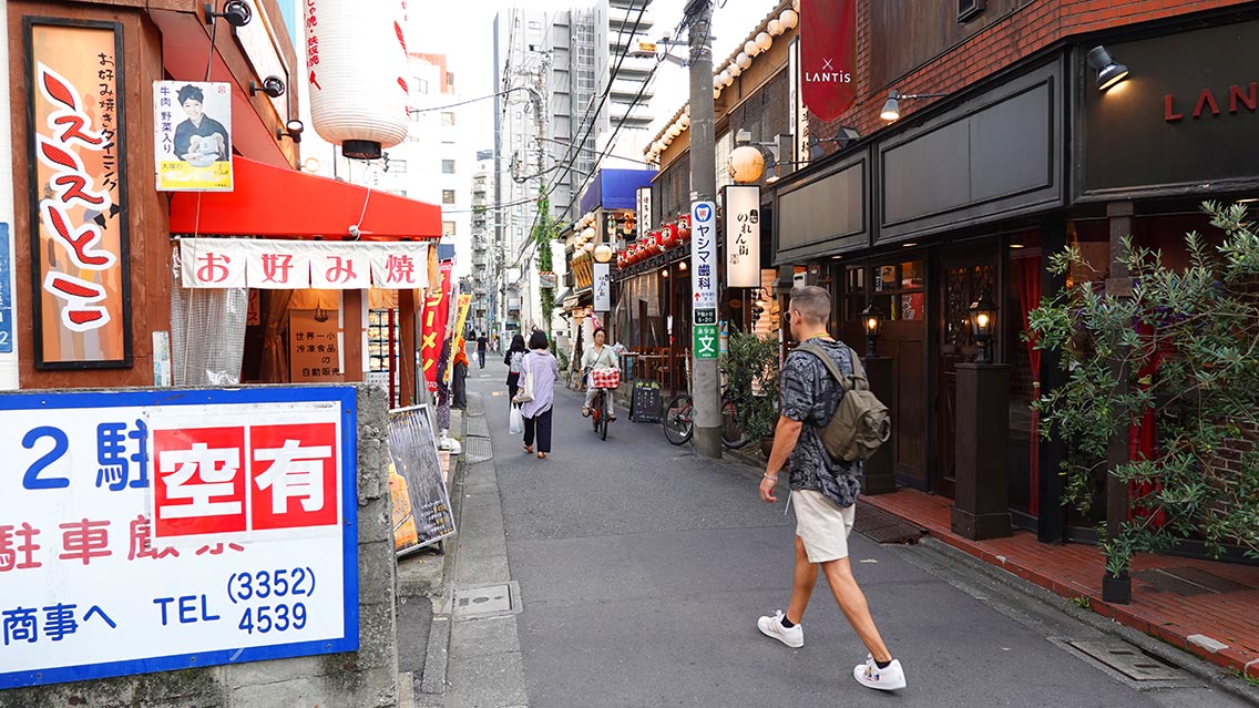 Calle con decoración japonesa