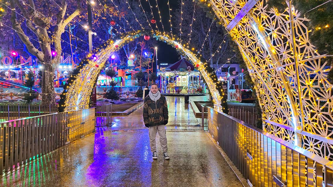 Parque de atracciones junto al canal.