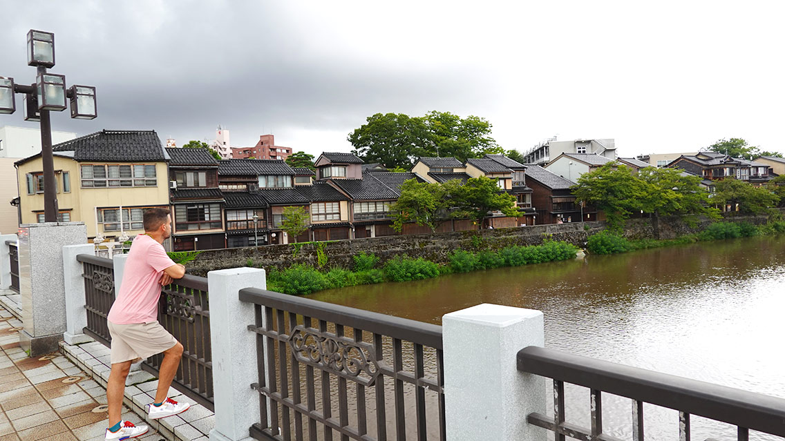 Las vistas del río que cruza la ciudad de Kanazawa