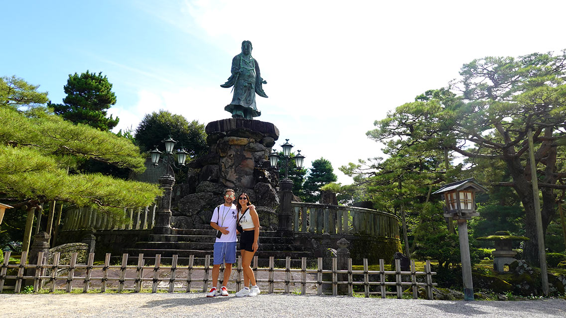 Monumento Meiji en jardín Kenrokuen