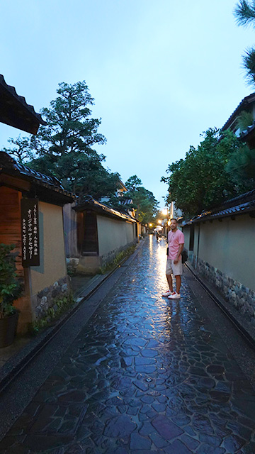 Calles empedradas y muros del barrio de los samuráis