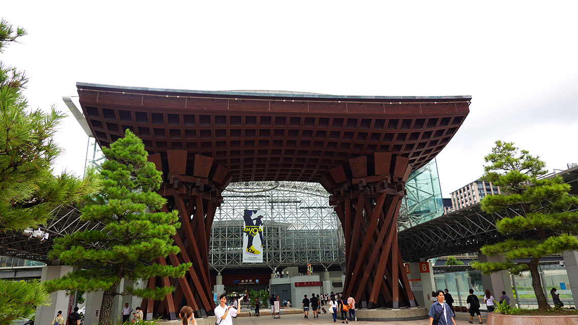 Puerta de la estación de Kanazawa