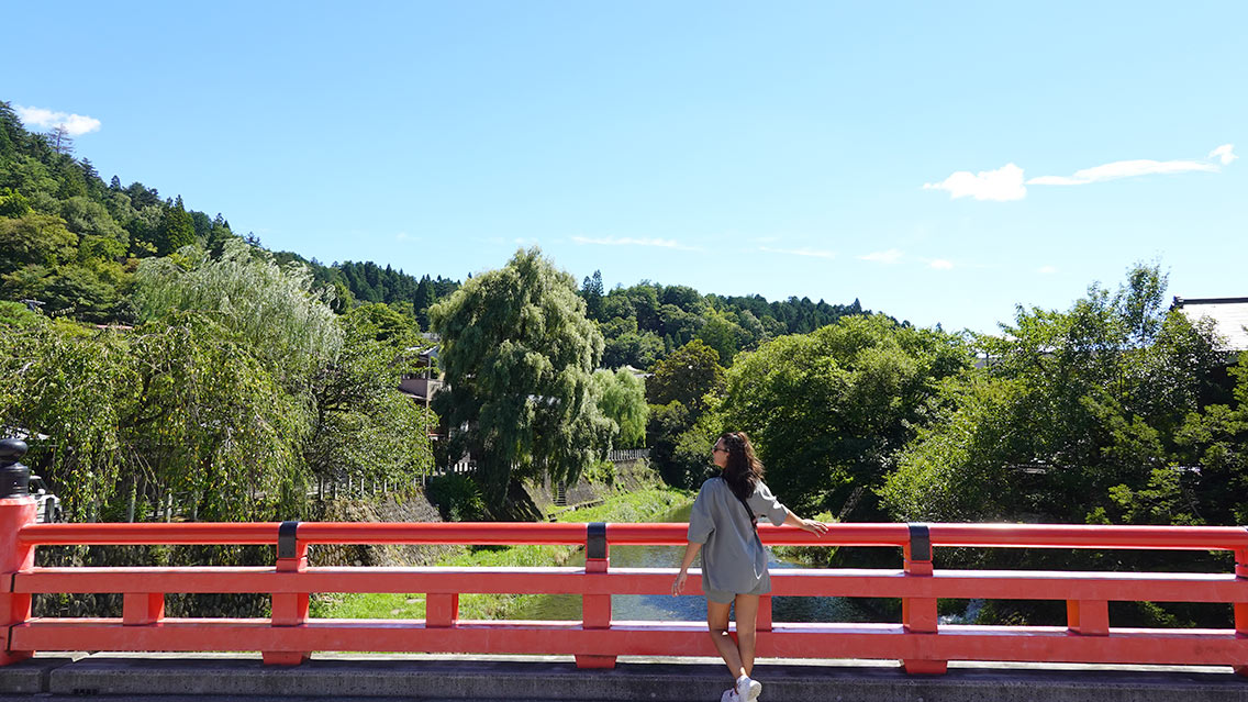 Famoso puente de color rojo de la ciudad de Takayama