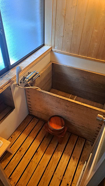Interior de baño en ryokan de madera