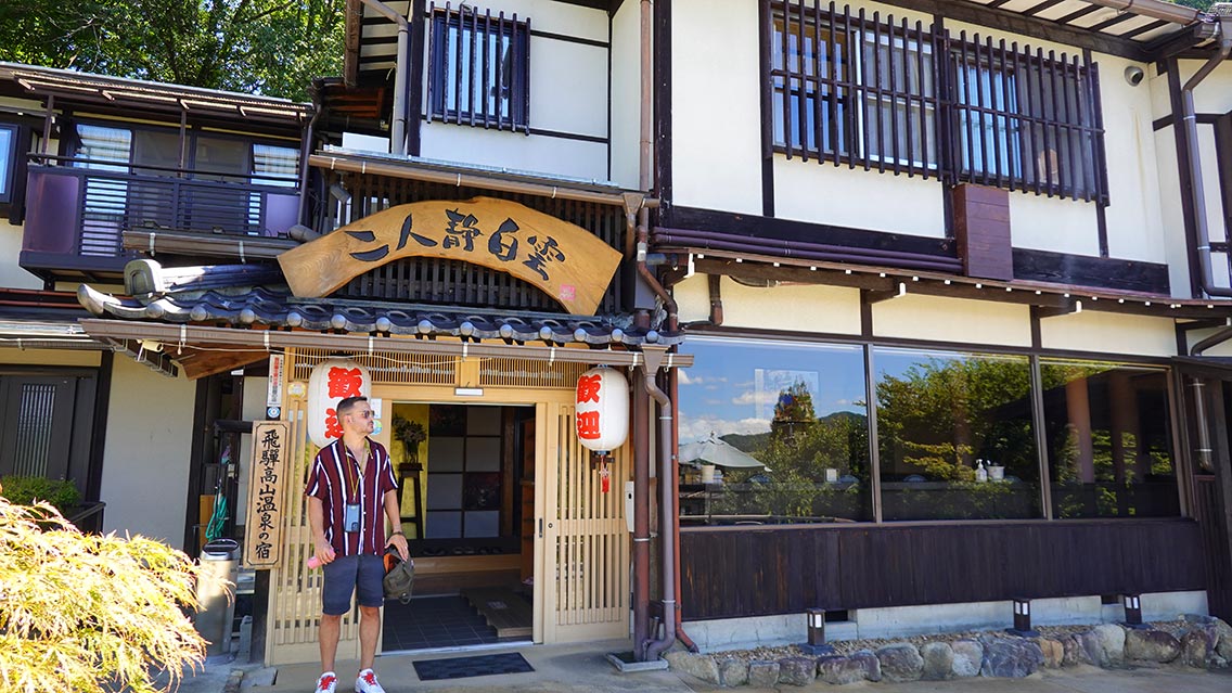 Entrada a nuestro Ryokan en Takayama