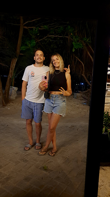 Pareja haciendo se foto en las islas gili