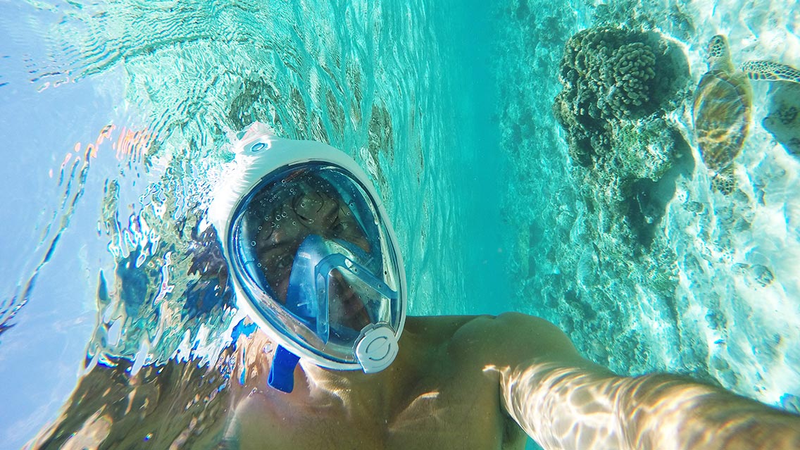 Hombre practicando snorkel