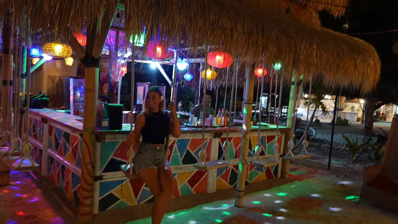 Chiringuito en la playa con columpio