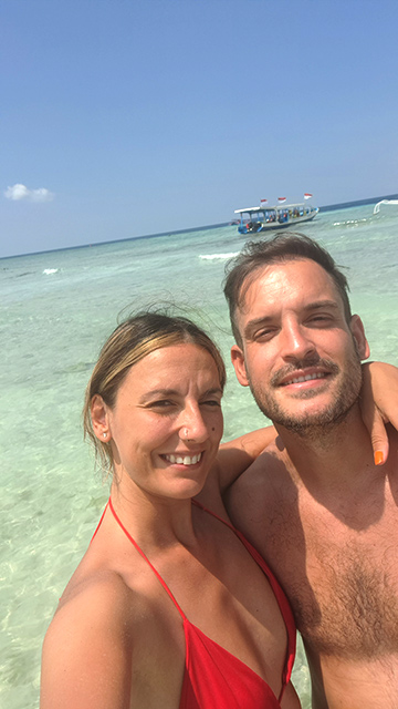 Pareja en playa de Islas Gili