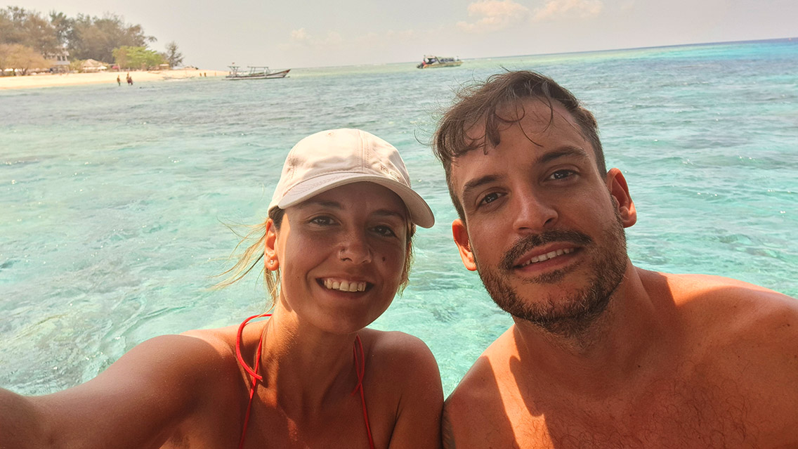 Pareja en playa paradisíaca de Indonesia