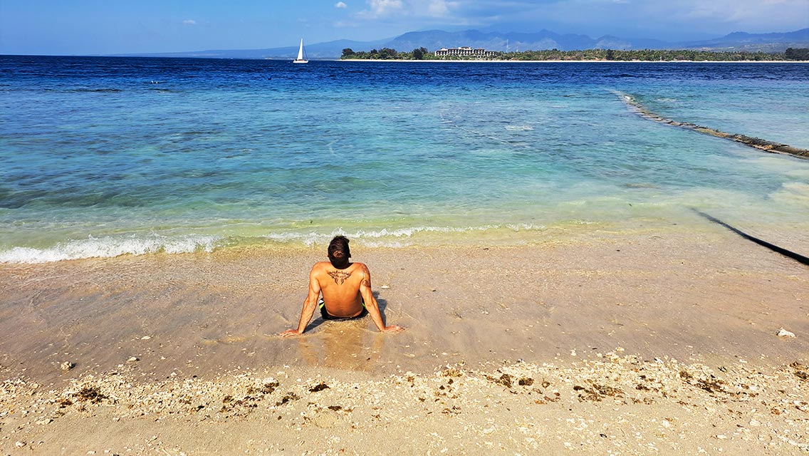 Persona en la orilla de la playa en Gili Air