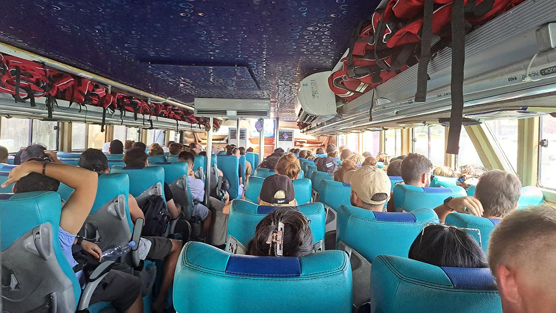 Personas dentro de un barco