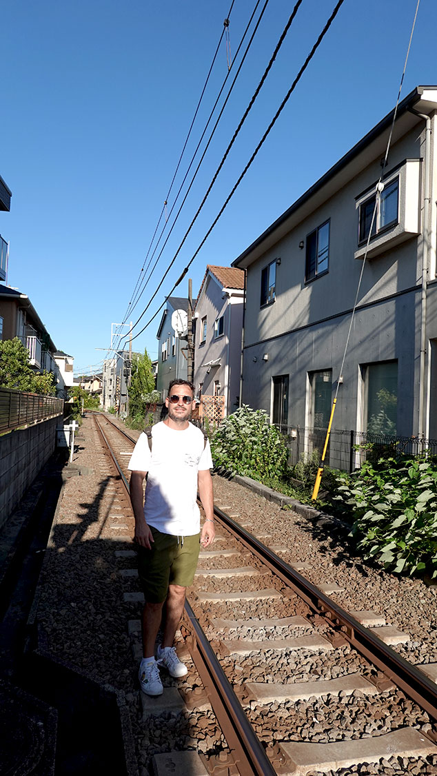 Vías del tren Enoden entre los edificios