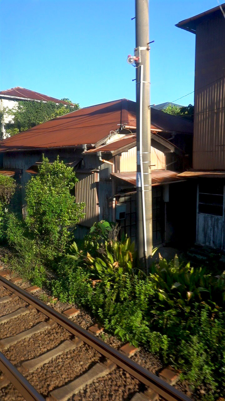 Vías del tren Enoden entre los edificios