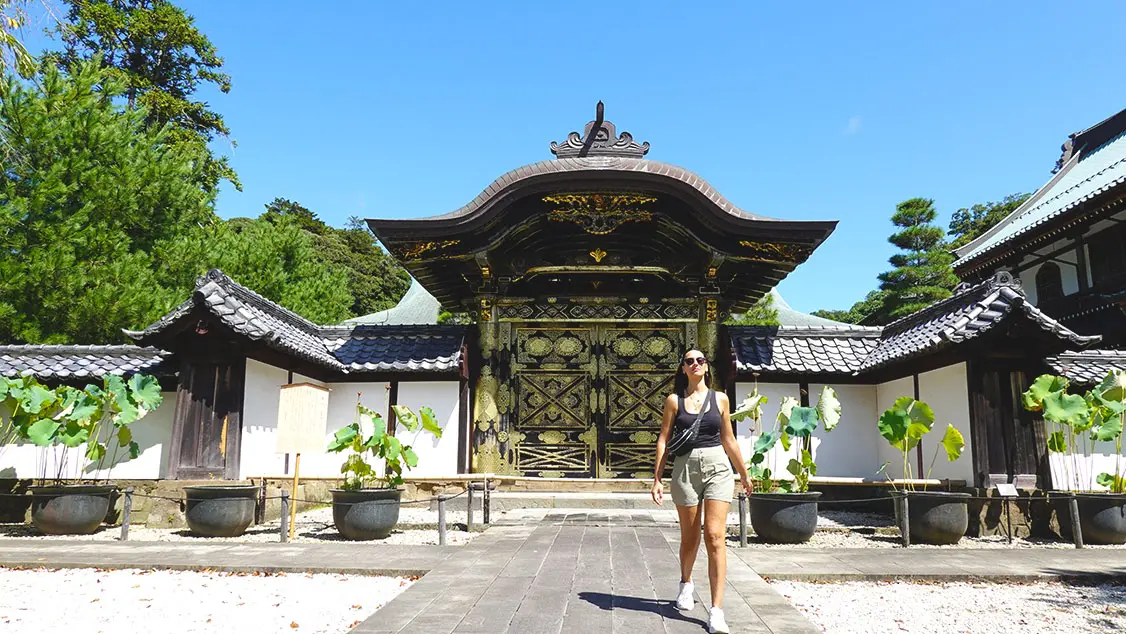 Acceso a un templo de la ruta de los 5 templos