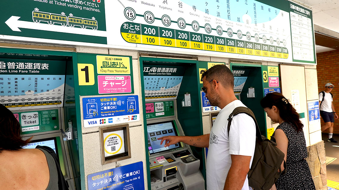 Máquina expendedora para comprar el billete del Tren Enoden