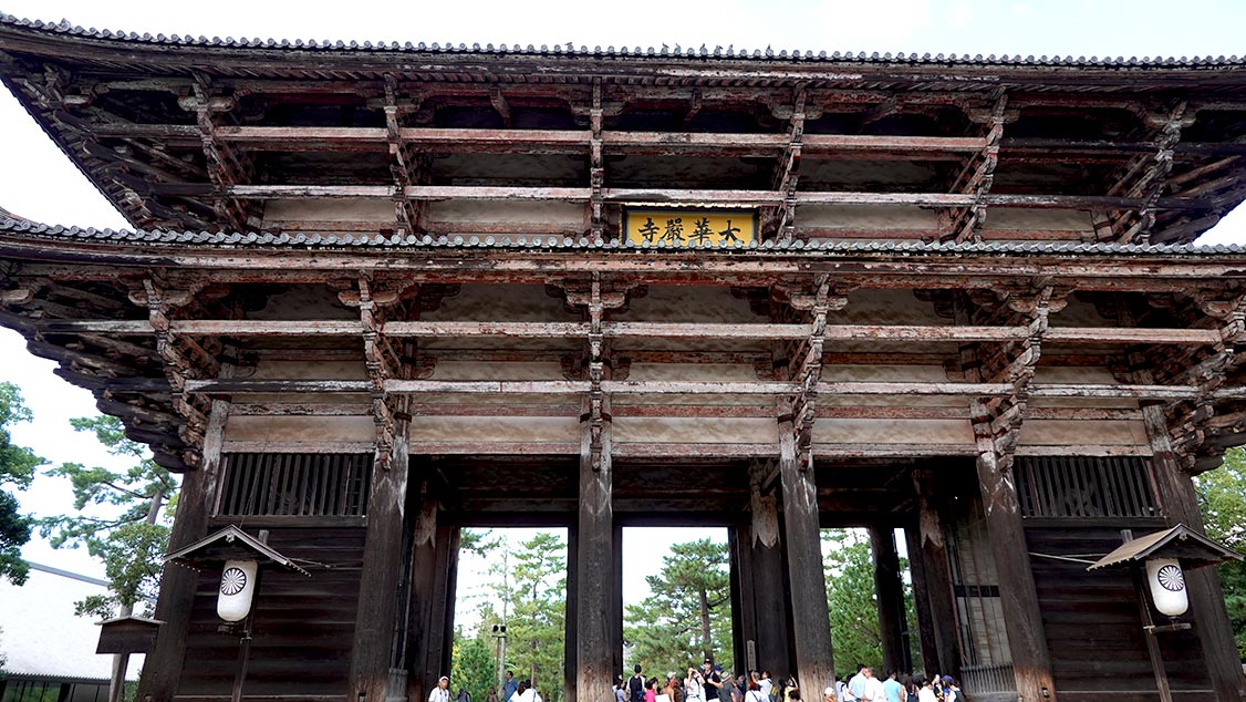 Puerta de madera antigua de Nara