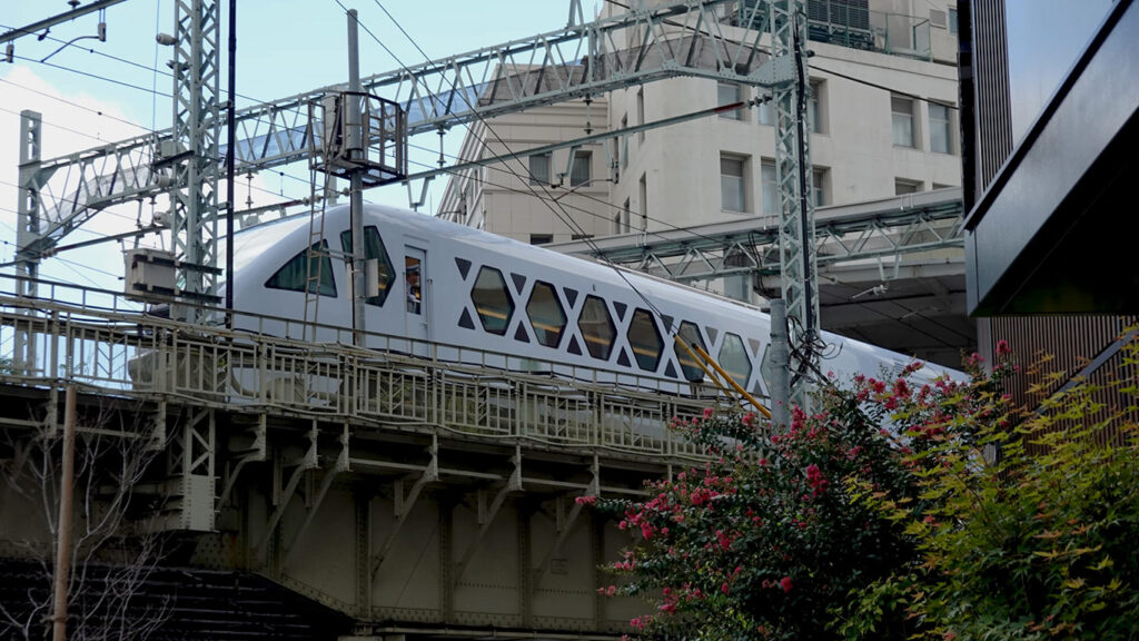 Cómo llegar a Tokio. Tren circulando por Tokio