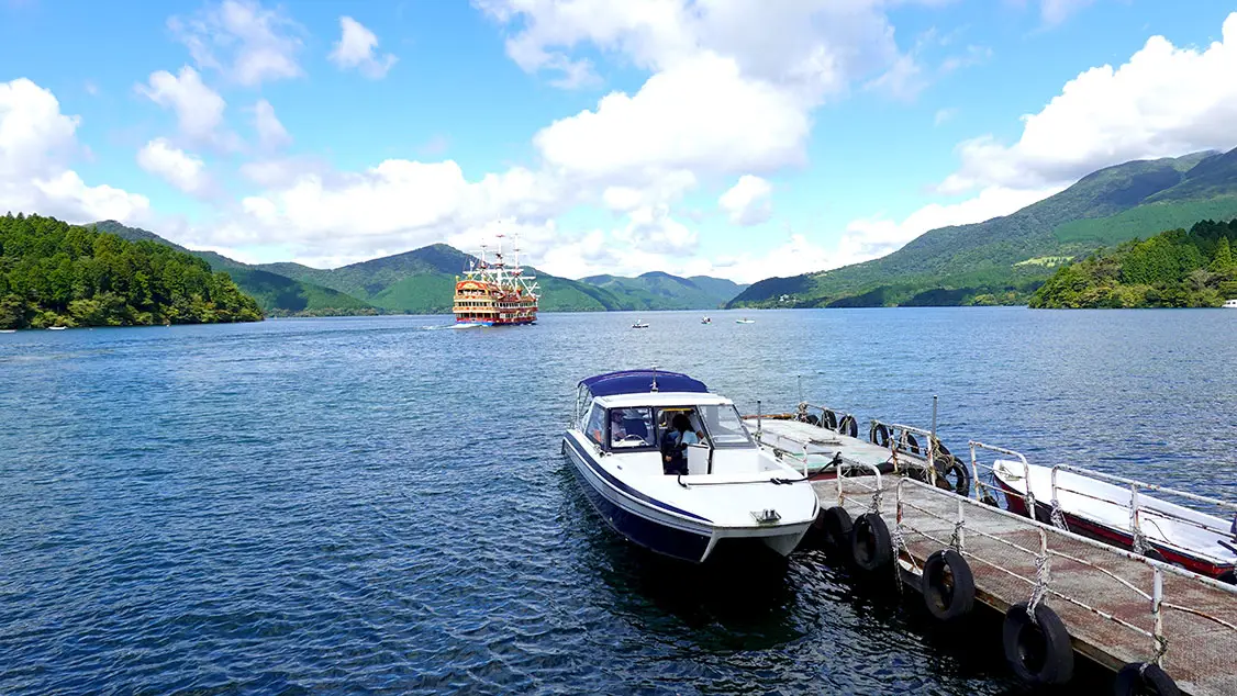 Barco pirata en el Lago Ashi