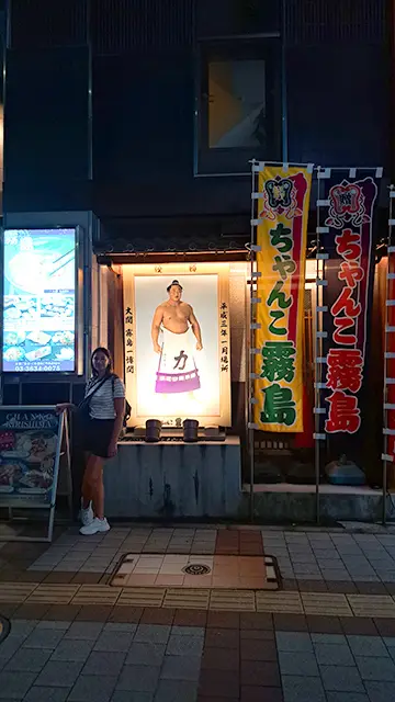 Por la tarde-noche visita el barrio del sumo Ryogoku