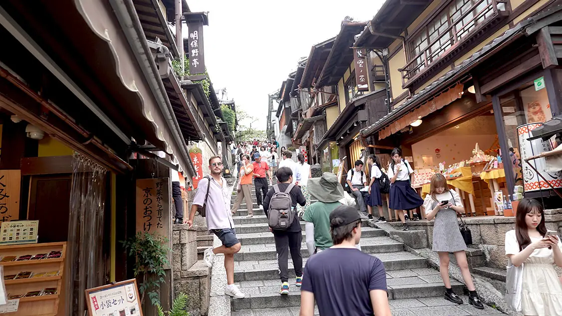Pasea por las calles Sannenzaka y Ninenzaka