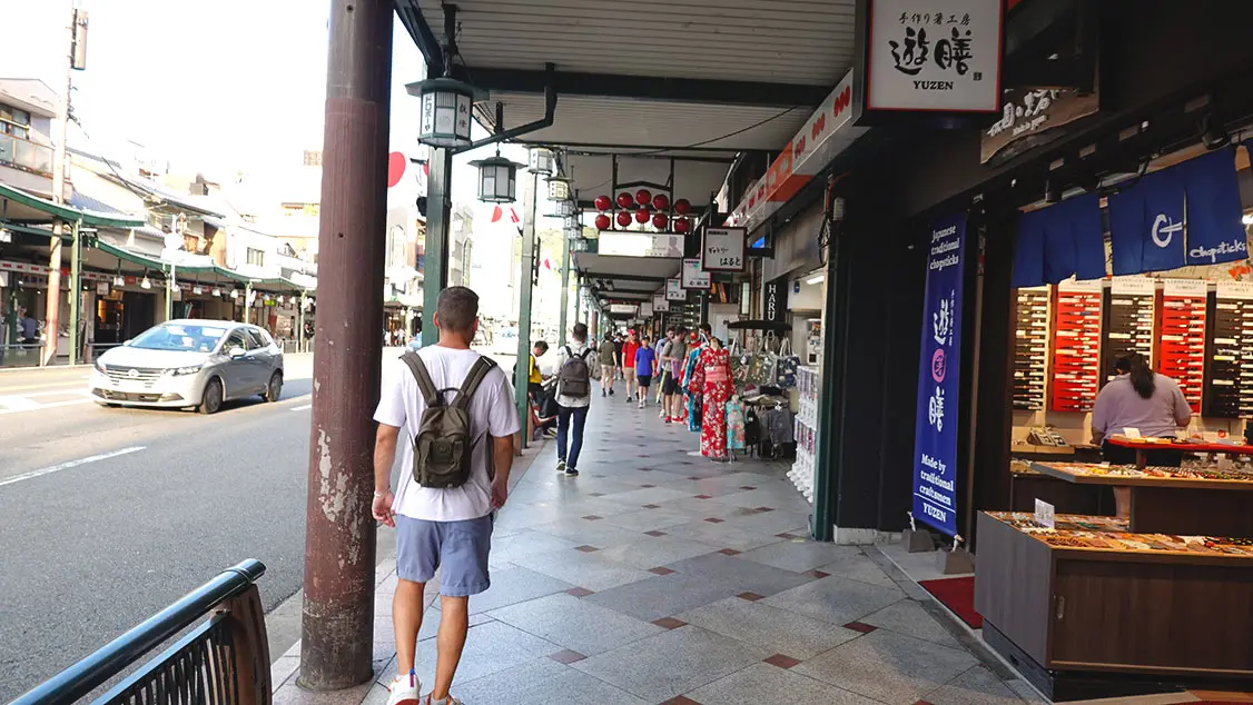 Calle Shijō llena de tiendas