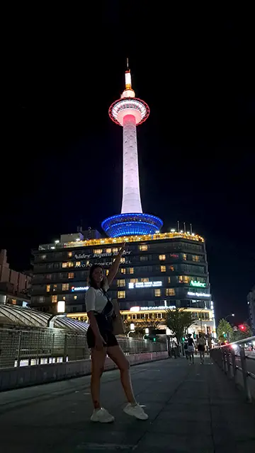 Torre de Kioto por la noche