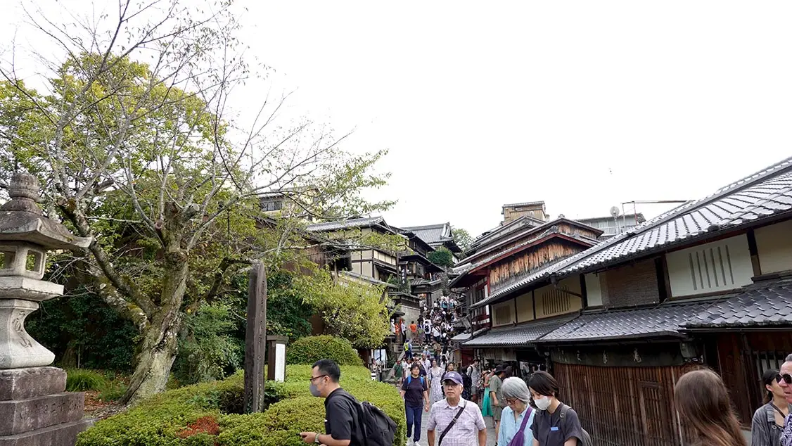 Calle de Kioto llena de tiendas y turistas