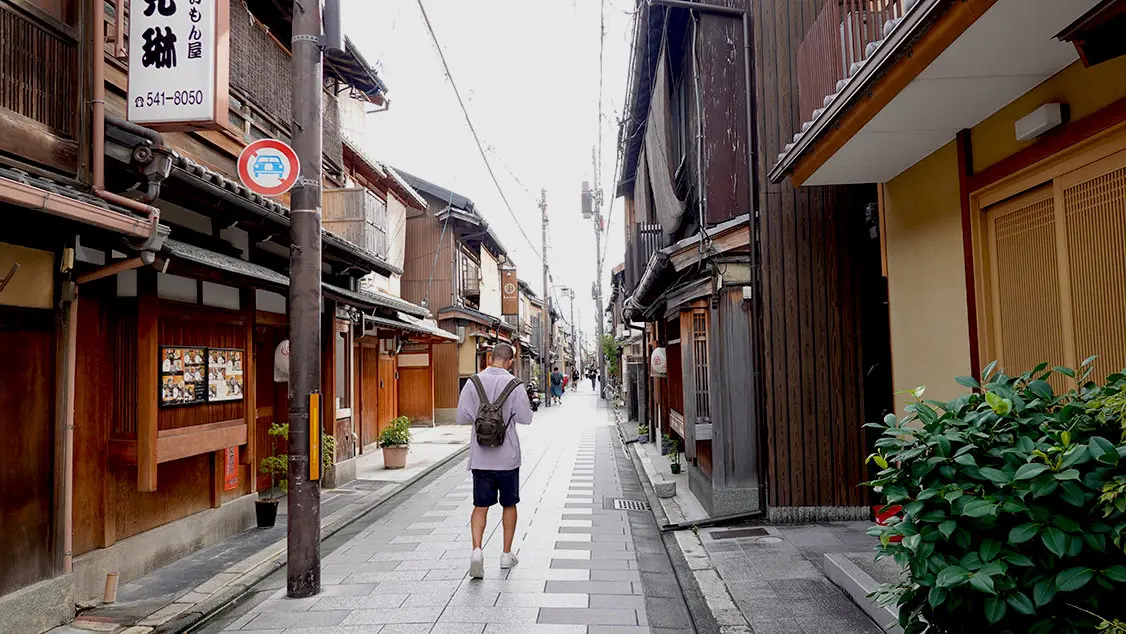 Calle de casas de té y geishas en barrio Gion