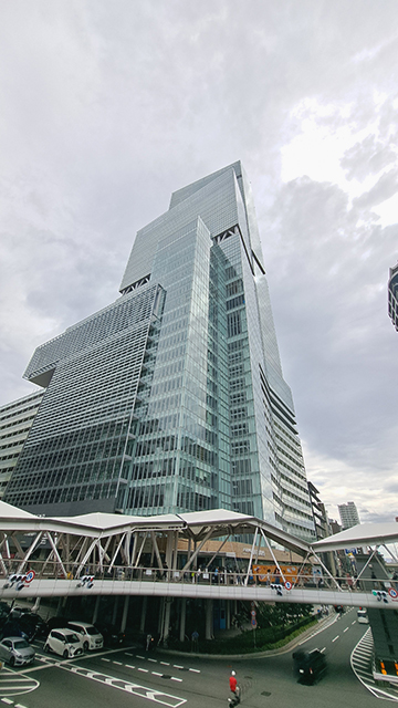 Edificio Harukas 300 lleno de tiendas y con un mirador