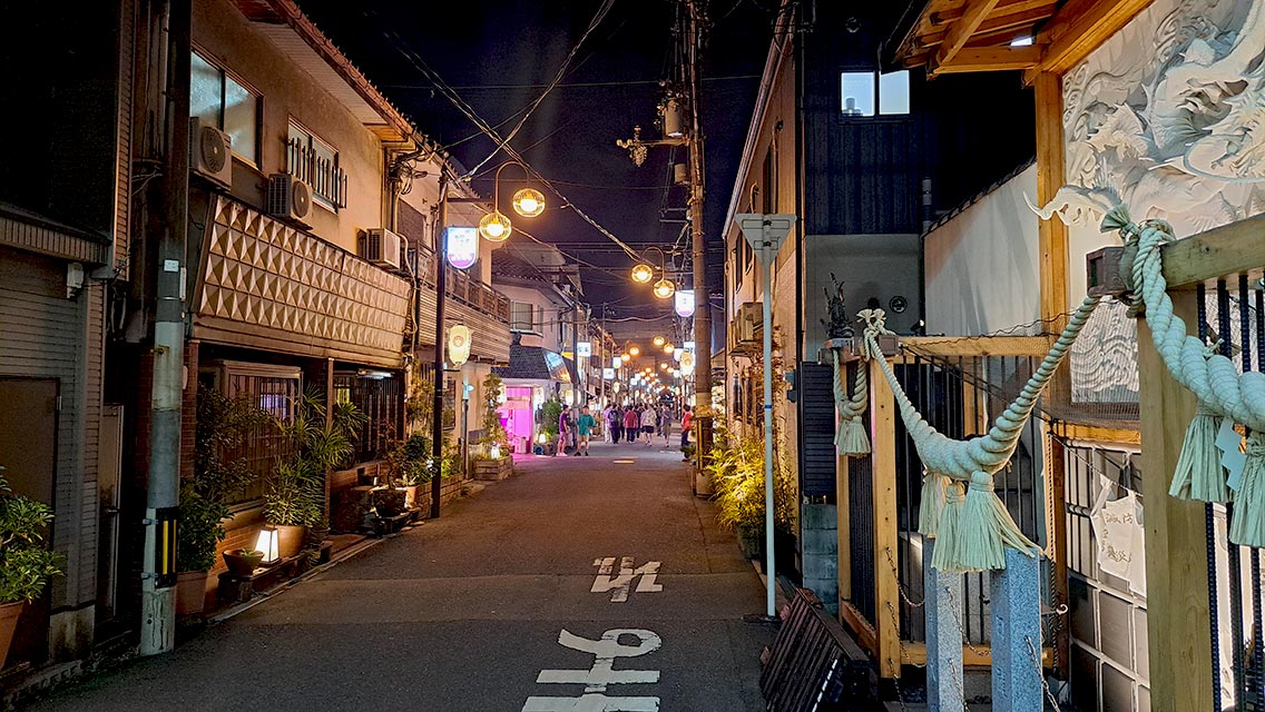 Calle del Barrio Tobita Shinchi conocido como el barrio rojo