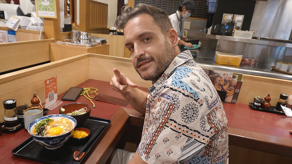 Comiendo en un restaurante de Osaka