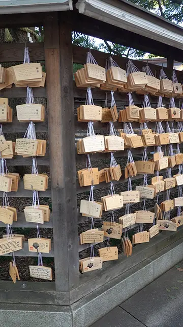 Oraciones grabadas en madera en el templo