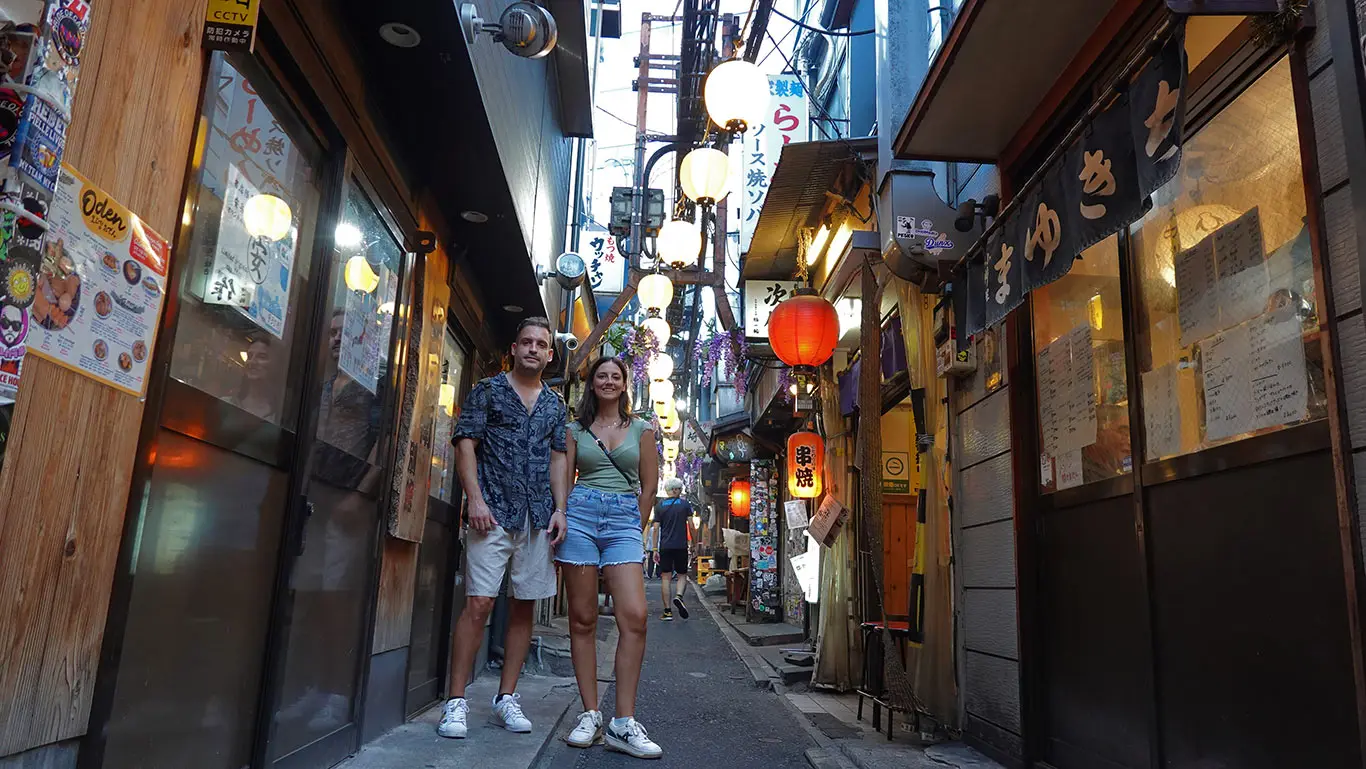 Calle de restaurantes en el barrio de Shinjuku