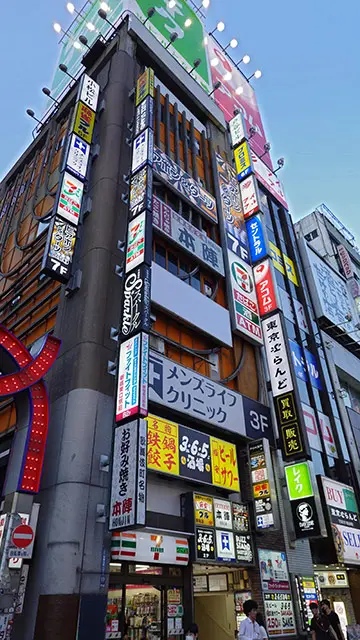 Edificio lleno de tiendas y restaurantes en diferentes plantas
