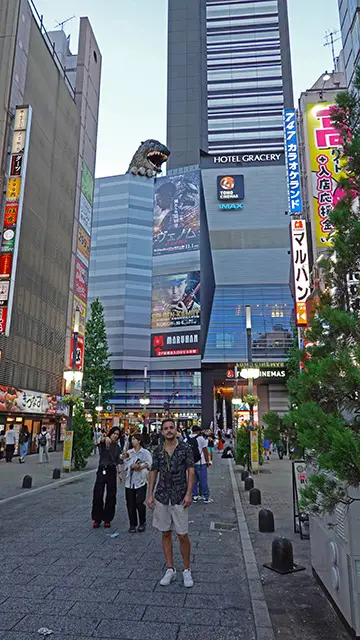 Cine dónde se puede ver una figura de dinosaurio gigante en lo alto del edificio