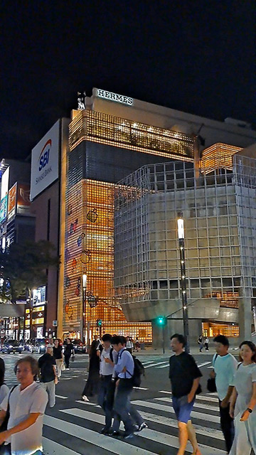 Se encuentran edificios de marcas de lujo