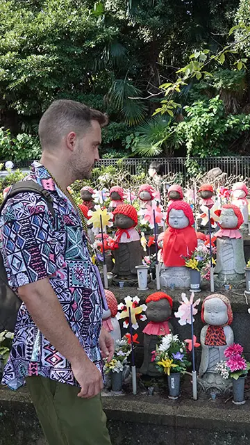 Estatuas dedicadas a los niños en un templo