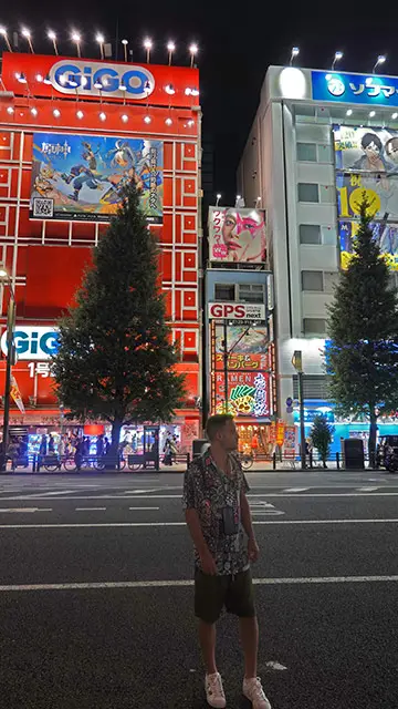 Edificios iluminados con neones por la noche