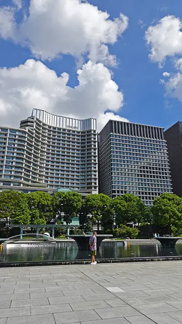 Parque con rascacielos junto al Palacio Real de Tokio