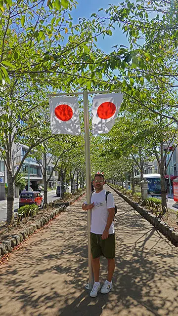 Calle muy famosa en Kamakura con bandera de Japón
